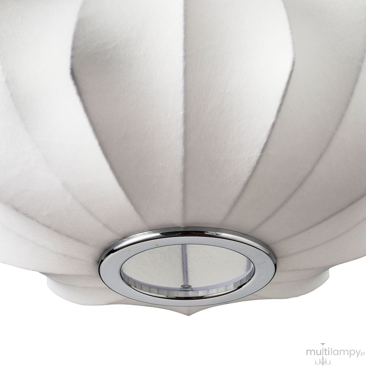 Biała lampa wisząca Silk V D45 z kloszem w kształcie rozłożonego kwiatu, wykonana z materiału o delikatnej fakturze. Na dolnej części znajduje się metalowa oprawa z chromowanym wykończeniem, widoczna żarówka E27.