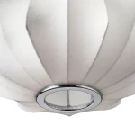 Biała lampa wisząca Silk V D45 z kloszem w kształcie rozłożonego kwiatu, wykonana z materiału o delikatnej fakturze. Na dolnej części znajduje się metalowa oprawa z chromowanym wykończeniem, widoczna żarówka E27.