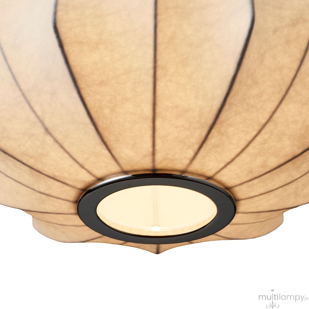Lampa wisząca Silk V D45 w białym kolorze, wykonana z materiału w delikatnym odcieniu, z czarnym pierścieniem wokół oprawy. Kształt przypominający balon z wyraźnymi liniami, z widocznym miejscem na żarówkę E27.