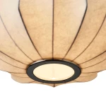 Lampa wisząca Silk V D45 w białym kolorze, wykonana z materiału w delikatnym odcieniu, z czarnym pierścieniem wokół oprawy. Kształt przypominający balon z wyraźnymi liniami, z widocznym miejscem na żarówkę E27.