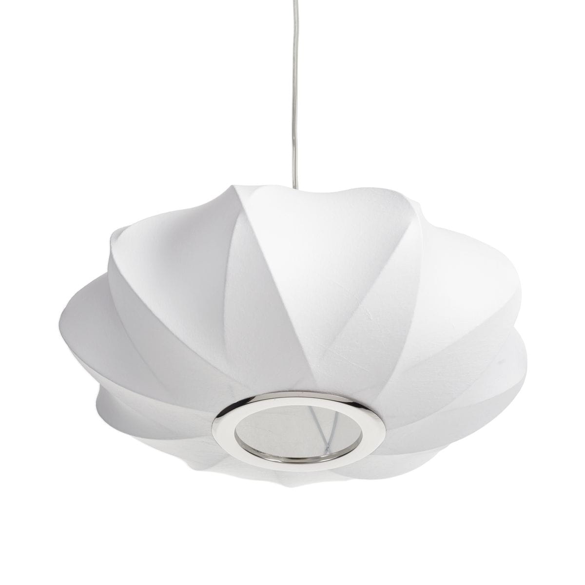 Lampa wisząca Silk X D40 w kolorze białym, wykonana z teksturowanego materiału, o zaokrąglonym kształcie z wyraźnymi fałdami. Posiada metalowy pierścień wokół miejsca na żarówkę E27. Zawieszona na białym przewodzie.