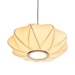 Lampa wisząca Silk X D40 w białym kolorze, o kształcie kwiatowym, z metalowym okrągłym kloszem. Widoczne cienkie linie dekoracyjne na powierzchni. Przeznaczona na żarówkę E27. Zawieszona na cienkim przewodzie.