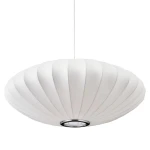 Lampa wisząca Silk Flat D50 w białym kolorze, o okrągłym, spłaszczonym kształcie z teksturowaną powierzchnią. Górna część z metalowym wykończeniem. Zawieszona na białym kablu, idealna do nowoczesnych wnętrz.