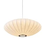 Lampa wisząca Silk Flat D50 w kolorze białym, o okrągłym kształcie z delikatnymi liniami. Zawieszona na cienkim kablu, z miejscem na jedną żarówkę E27. Wykonana z materiału przypominającego papier, nadaje się do nowoczesnych wnętrz.