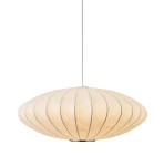Lampa wisząca Silk Flat D50 w kolorze białym, z materiału tekstylnego, o kształcie owalu z delikatnymi linii. Posiada jedno gniazdo E27, zawieszona na cienkim kablu, z metalowym mocowaniem. Idealna do wnętrz nowoczesnych.