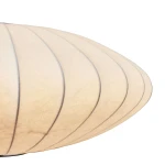 Lampa wisząca Silk Flat D50 w białym kolorze, wykonana z materiału przypominającego jedwab. Kształt owalny z delikatnym wzorem w postaci linii. Widoczny gwint E27. Ujęcie z boku, ukazujące detal oraz teksturę klosza.