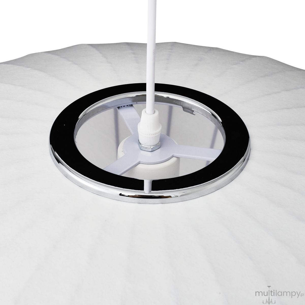 Lampa wisząca Silk Flat D50 w kolorze białym, z okrągłym metalowym uchwytem w chromowanym wykończeniu. Widoczny gwint E27 oraz detale konstrukcji wewnętrznej, z białym przewodem. Ujęcie z góry, ukazujące kształt i teksturę klosza.