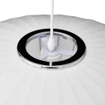 Lampa wisząca Silk Flat D50 w kolorze białym, z okrągłym metalowym uchwytem w chromowanym wykończeniu. Widoczny gwint E27 oraz detale konstrukcji wewnętrznej, z białym przewodem. Ujęcie z góry, ukazujące kształt i teksturę klosza.