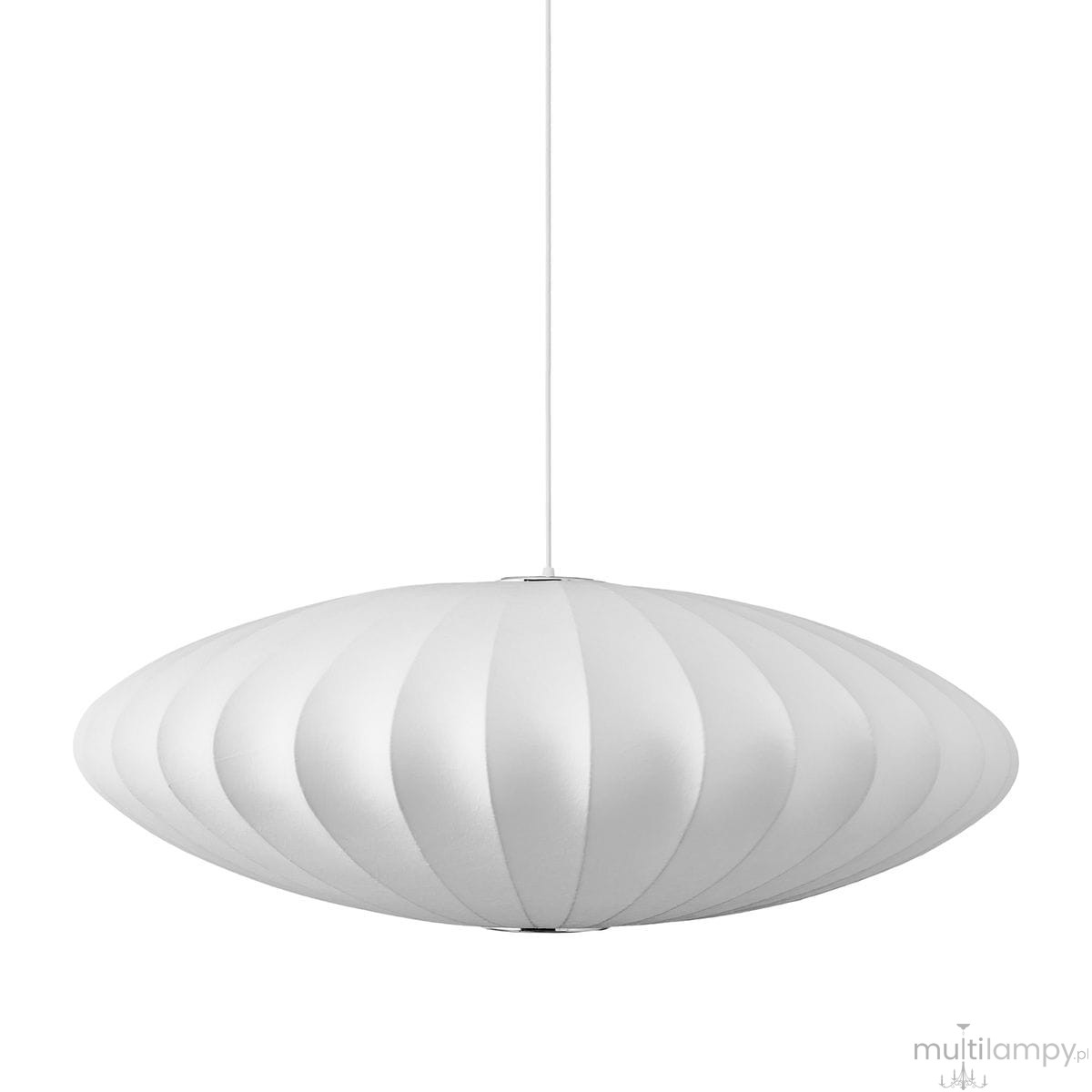 Lampa wisząca Silk Flat D50 w kolorze białym, o kształcie owalnym z delikatnymi fałdami. Posiada jedno gniazdo E27. Zawieszona na cienkim przewodzie, idealna do nowoczesnych wnętrz. Tło proste, co podkreśla minimalistyczny design.