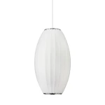 Lampa wisząca Silk Barrel D20 w kolorze białym, o kształcie elipsy z wyraźnymi żeberkami. U góry znajduje się metalowy detal, lampa jest zawieszona na białym przewodzie. Przeznaczona na żarówkę E27.