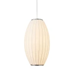 Lampa wisząca Silk Barrel D20 w białym kolorze, wykonana z materiału, o owalnym kształcie z poziomymi liniami. Zawieszona na cienkim przewodzie, przeznaczona do żarówki E27. Prosta forma, minimalistyczny design, odpowiednia do różnych wnętrz.