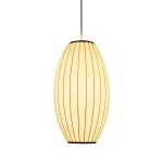 Lampa wisząca Silk Barrel D20 w kształcie elipsy, wykonana z białego materiału z czarnymi pionowymi paskami. Zawieszona na cienkim kablu, przeznaczona do żarówki E27. Idealna do nowoczesnych wnętrz.