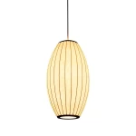 Lampa wisząca Silk Barrel D20 w kolorze białym, o kształcie elipsoidalnym, z cienkimi czarnymi paskami. Zawieszona na czarnym kablu, przeznaczona na żarówkę E27, idealna do nowoczesnych wnętrz.