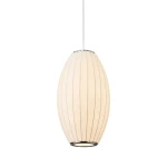 Lampa wisząca Silk Barrel D20 w kolorze białym, o kształcie elipsoidalnym z poziomymi żłobieniami. Wisi na cienkim, białym przewodzie. Posiada miejsce na żarówkę E27, bez widocznych napisów czy logo. Tło proste, jasne.