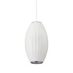 Biała lampa wisząca Silk Barrel D20 o kształcie owalnym z plisowanym materiałem, zawieszona na białym przewodzie. Posiada oprawkę na żarówkę E27, z metalowym wykończeniem u dołu. Idealna do nowoczesnych wnętrz.