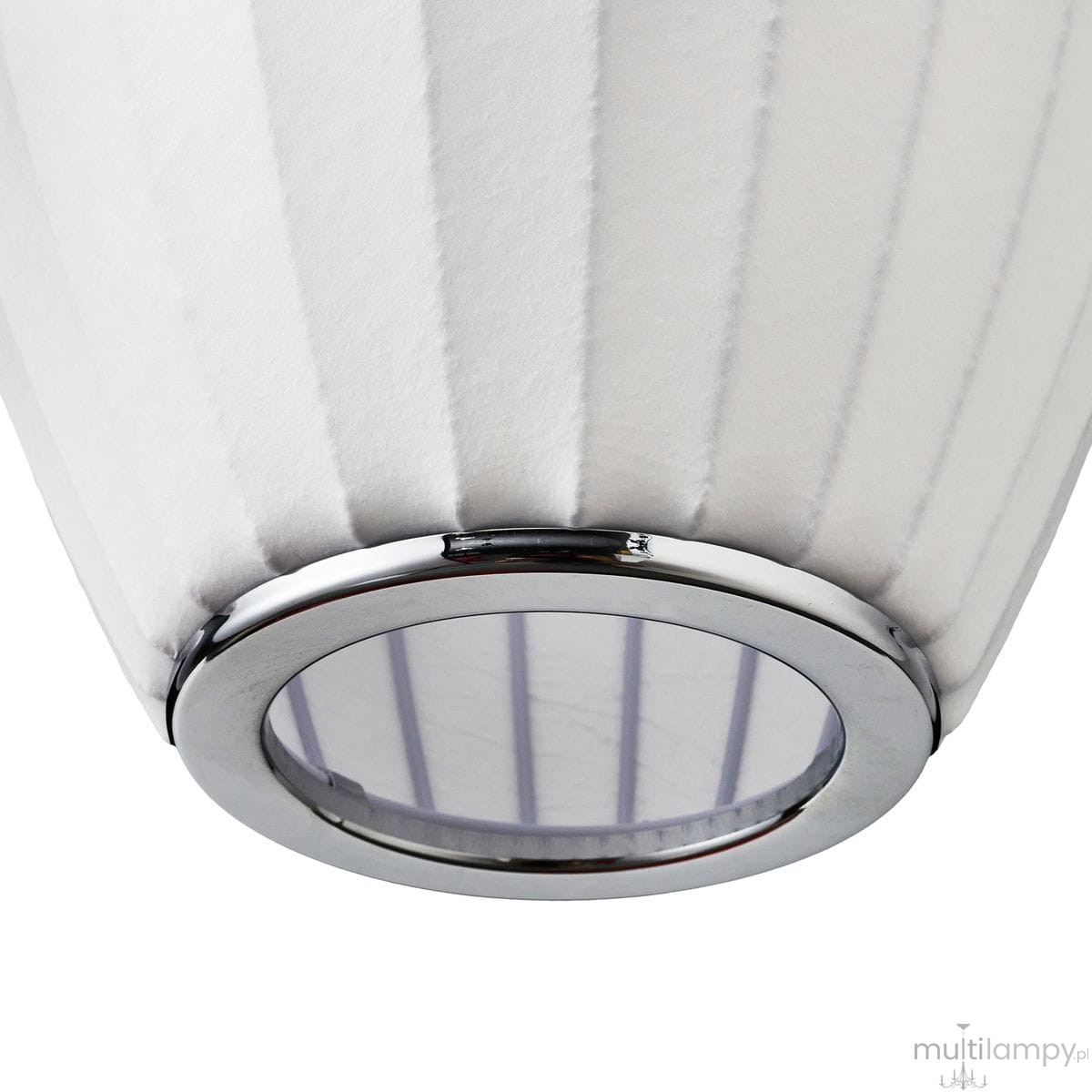 Biała lampa wisząca Silk Barrel D20 z kloszem w kształcie cylindrycznym, pokrytym tekstylnym materiałem z pionowymi żłobieniami. Metaliczny, chromowany pierścień u dołu klosza. Przeznaczona na żarówkę E27.