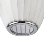 Biała lampa wisząca Silk Barrel D20 z kloszem w kształcie cylindrycznym, pokrytym tekstylnym materiałem z pionowymi żłobieniami. Metaliczny, chromowany pierścień u dołu klosza. Przeznaczona na żarówkę E27.
