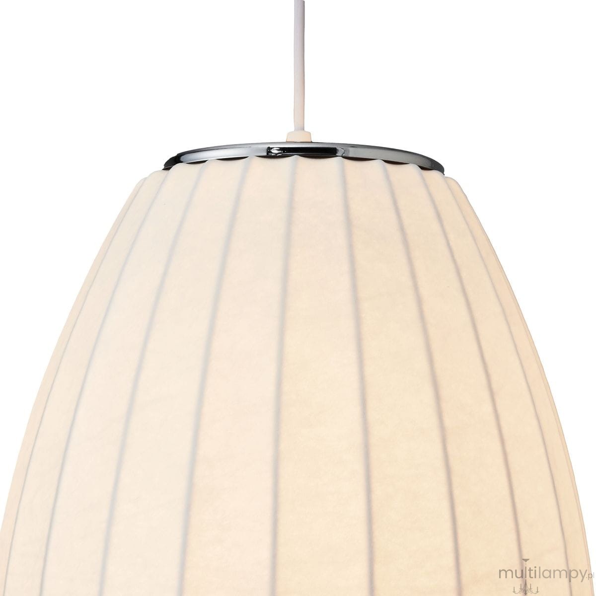 Biała lampa wisząca Silk Barrel D20 z kloszem w formie cylindrycznej, z delikatnymi pionowymi żłobieniami. U góry metalowy element wykończeniowy w srebrnym kolorze. Zawieszona na białym przewodzie. Przeznaczona na żarówkę E27.