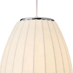 Biała lampa wisząca Silk Barrel D20 z kloszem w formie cylindrycznej, z delikatnymi pionowymi żłobieniami. U góry metalowy element wykończeniowy w srebrnym kolorze. Zawieszona na białym przewodzie. Przeznaczona na żarówkę E27.
