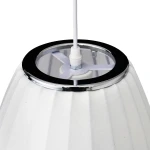 Biała lampa wisząca Silk Barrel D20 z kloszem w kształcie walca, z widocznym metalowym wykończeniem na górze. Ujęcie z góry ukazuje oprawę na żarówkę E27 oraz biały przewód zasilający. Klosz ma delikatną, teksturowaną powierzchnię.