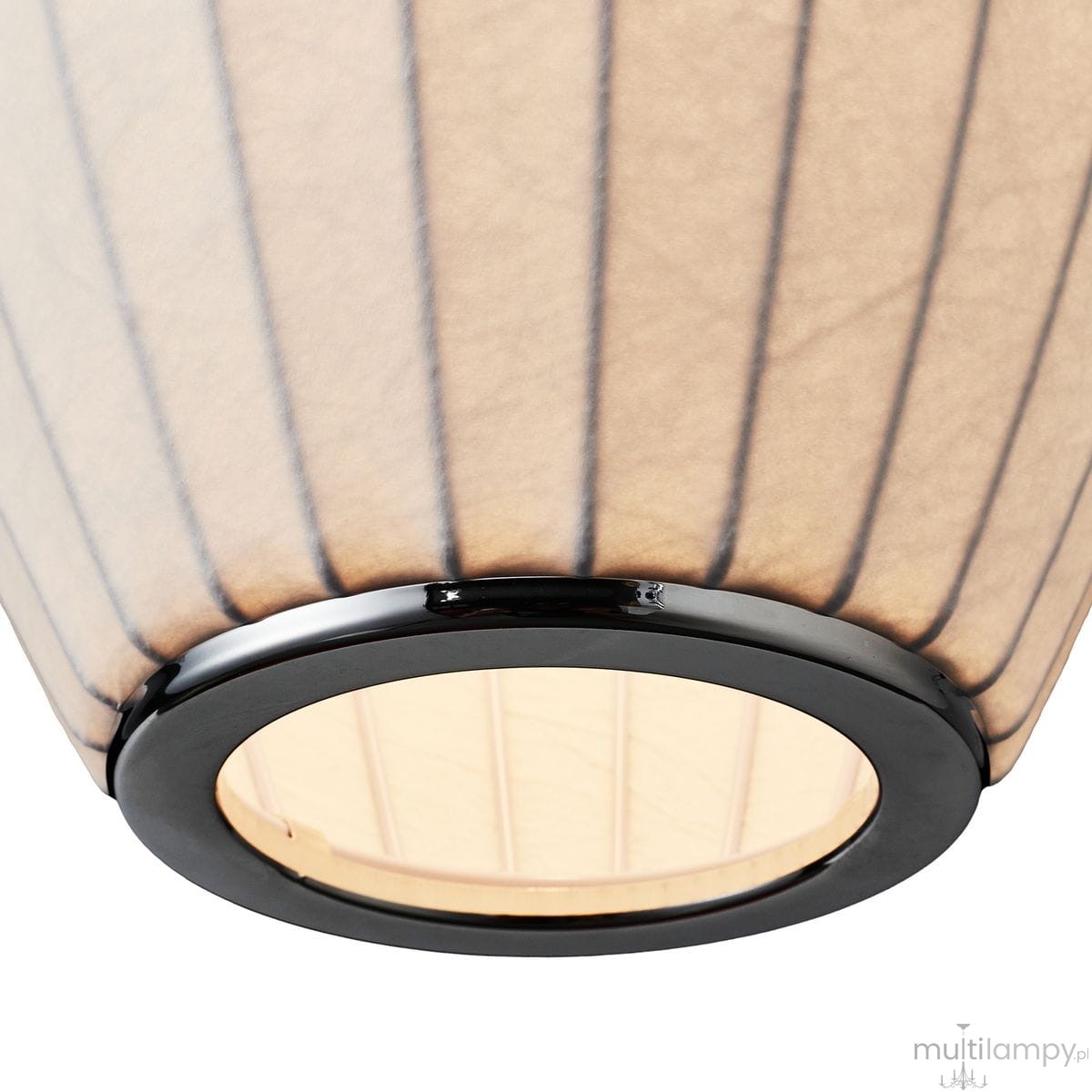 Biała lampa wisząca Silk Barrel D30 o cylindrycznym kształcie, z teksturowanego materiału, z czarnym metalowym obręczem u dołu. Widoczne pionowe paski na kloszu. Mieści jedno źródło światła E27.