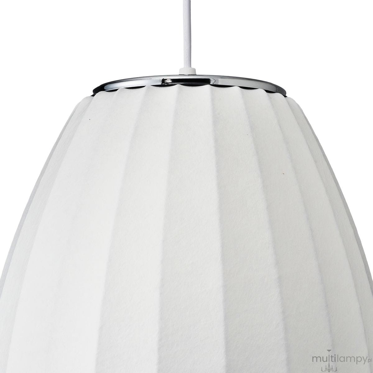 Lampa wisząca Silk Barrel D30 w kolorze białym, z materiału o teksturowanej powierzchni. Kształt cylindryczny z charakterystycznymi żłobieniami. Metalowe wykończenie u góry. Przeznaczona na żarówkę E27. Ujęcie z dołu, ukazujące detal lampy.
