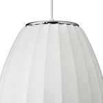 Lampa wisząca Silk Barrel D30 w kolorze białym, z materiału o teksturowanej powierzchni. Kształt cylindryczny z charakterystycznymi żłobieniami. Metalowe wykończenie u góry. Przeznaczona na żarówkę E27. Ujęcie z dołu, ukazujące detal lampy.