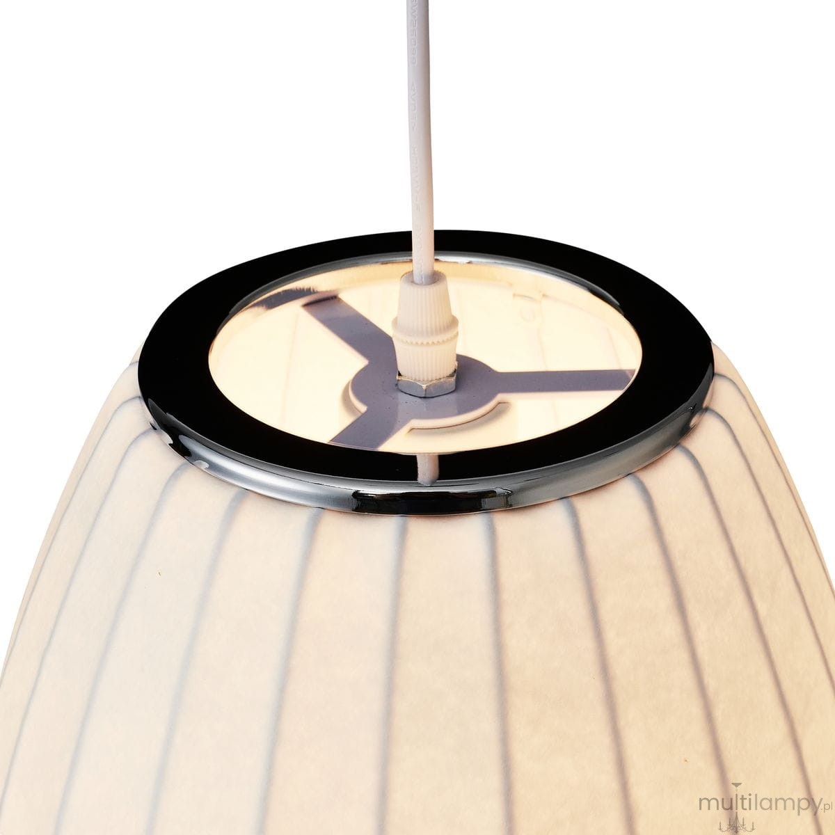 Biała lampa wisząca Silk Barrel D30 z ceramicznym kloszem w pionowe pasy, z chromowanym detalem na górze. Widoczny uchwyt E27 oraz przewód zasilający. Ujęcie z góry, pokazujące elementy montażowe i strukturę klosza.