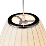 Biała lampa wisząca Silk Barrel D30 z ceramicznym kloszem w pionowe pasy, z chromowanym detalem na górze. Widoczny uchwyt E27 oraz przewód zasilający. Ujęcie z góry, pokazujące elementy montażowe i strukturę klosza.