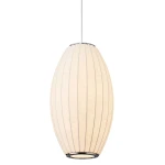 Biała lampa wisząca Silk Barrel D30 z kloszem o kształcie podłużnym, wykonana z materiału z delikatnymi liniami. Zawieszona na cienkim, białym przewodzie, z miejscem na żarówkę E27. Prosta i elegancka forma, idealna do nowoczesnych wnętrz.