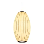 Lampa wisząca Silk Barrel D30 w kolorze białym, o kształcie owalnym, wykonana z materiału tekstylnego z pionowymi liniami. Zawieszona na cienkim przewodzie, z miejscem na żarówkę E27, idealna do nowoczesnych wnętrz.