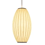 Lampa wisząca Silk Barrel D30 w kolorze białym, o kształcie owalnym, z cienkimi, ciemnymi liniami dekoracyjnymi. Ujęcie frontalne, zawieszona na cienkim przewodzie. Przeznaczona na żarówkę E27. Wykonana z materiału przypominającego papier.