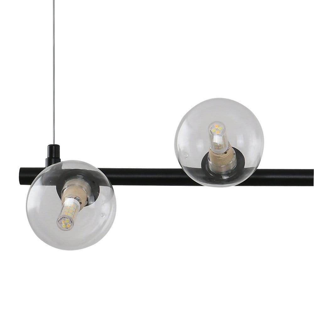 Lampa wisząca Simply w kolorze czarnym z sześcioma oprawami G9. Posiada szklane klosze w kształcie kul, zawieszona na cienkim metalowym stelażu. Klosze odsłaniają źródła światła, co podkreśla nowoczesny design.