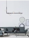 Lampa wisząca Simply MP0096-6 w kolorze czarnym, składająca się z sześciu żarówek G9 umieszczonych w przezroczystych kulach. Montowana pod sufitem, w nowoczesnym, minimalistycznym stylu, idealna do aranżacji wnętrz.