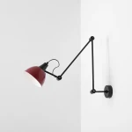 Lampa wisząca Aida z jednym gniazdem E27 w kolorze czarnym i czerwonym. Czerwony klosz o kształcie stożka zamocowany na czarnym, ruchomym ramieniu, które przymocowane jest do ściany. Tło w jasnym kolorze.