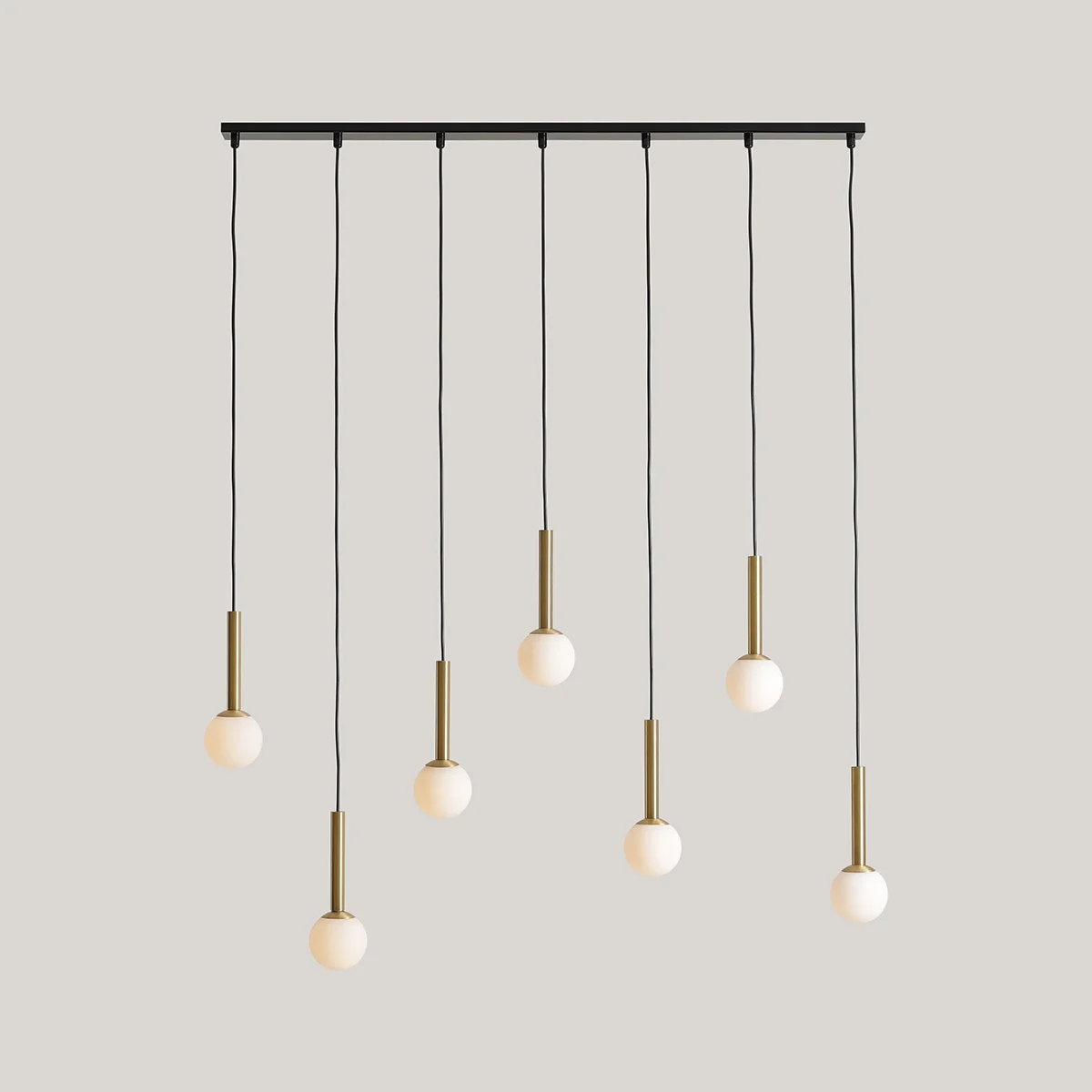 Lampa wisząca Riu 7-punktowa w kolorze czarnym i mosiężnym, z siedmioma okrągłymi kloszami. Klosze zawieszone na czarnych przewodach, zamocowane na prostokątnej podstawie. Elegancki design, idealna do nowoczesnych wnętrz.