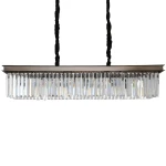 Lampa wisząca Sparkle, antracytowa, z 8 gniazdami E14. Posiada prostokątną metalową podstawę z wiszącymi kryształowymi elementami, tworzącymi efekt świetlny. Zawieszona na dwóch czarnych sznurach, idealna do nowoczesnych wnętrz.