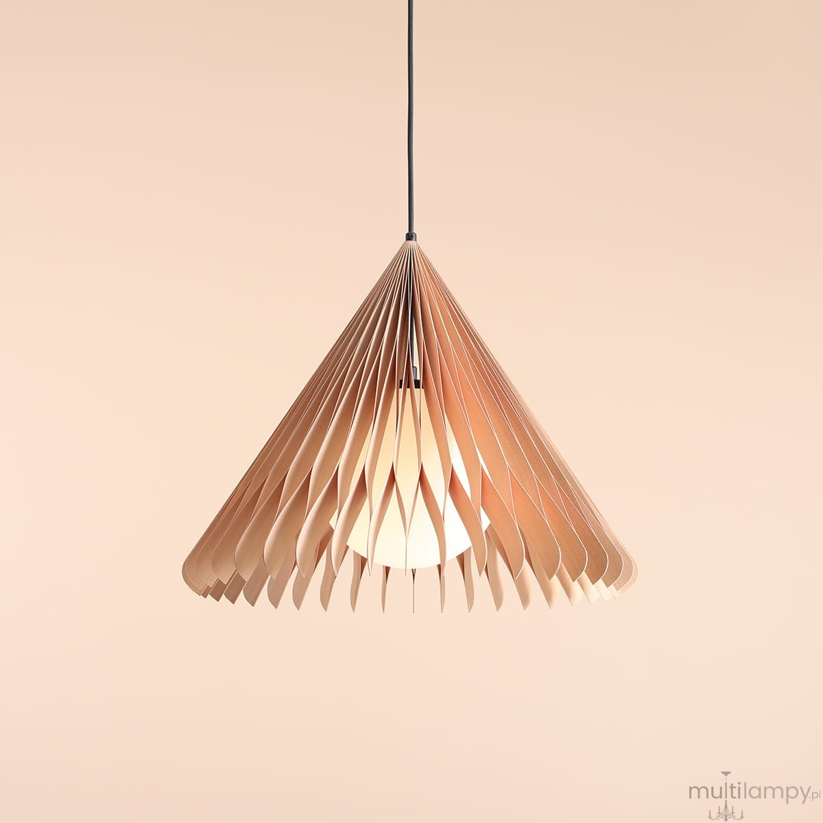 Lampa wisząca Nature Sun D48 w kształcie stożka, wykonana z cienkich, falistych elementów w odcieniu jasnego drewna. Zawieszona na czarnym kablu, z widoczną żarówką E27 w środku. Tło w delikatnym, jasnym kolorze.