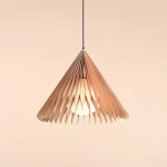 Lampa wisząca Nature Sun D48 w kształcie stożka, wykonana z cienkich, falistych elementów w odcieniu jasnego drewna. Zawieszona na czarnym kablu, z widoczną żarówką E27 w środku. Tło w delikatnym, jasnym kolorze.