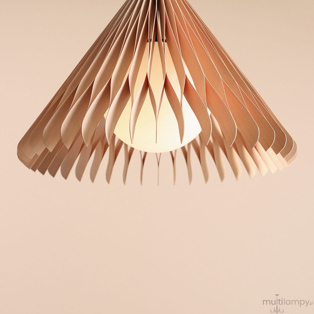 Lampa wisząca Nature Sun D48 z kloszem w formie stożka, wykonanym z cienkich, falistych elementów w kolorze jasnego drewna. Wewnątrz znajduje się okrągła żarówka E27, emitująca ciepłe światło, umieszczona na tle jasnoróżowego.