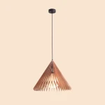 Lampa wisząca Nature Sun D48 w kształcie stożka, wykonana z cienkich, beżowych listew. Utrzymana na czarnym przewodzie, z oprawką na żarówkę E27. Tło w jasnym odcieniu, podkreślające nowoczesny design lampy.