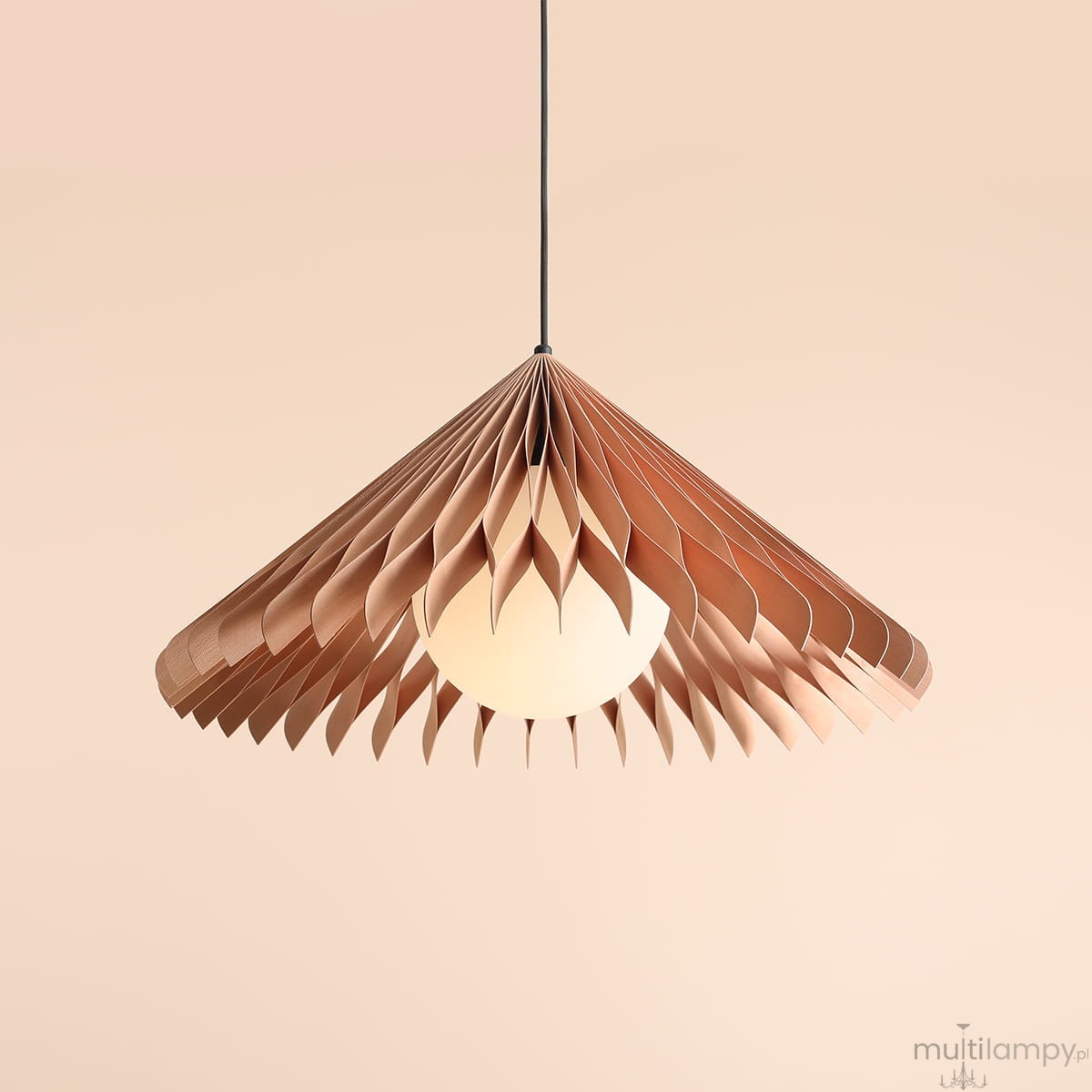 Lampa wisząca Nature Sun D58 z kloszem w kształcie stożka, wykonanym z papieru w odcieniu brązu. Centralna, okrągła żarówka E27 jest dobrze widoczna. Produkt zawieszony na cienkim czarnym przewodzie, na tle jasnoróżowej ściany.