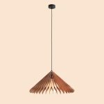 Lampa wisząca Nature Sun D58 z kloszem w kształcie stożka, wykonanym z cienkich, falowanych elementów w odcieniu miedzi, zawieszona na czarnym kablu. Źródło światła E27 umieszczone w centralnej części klosza. Tło w jasnym kolorze.