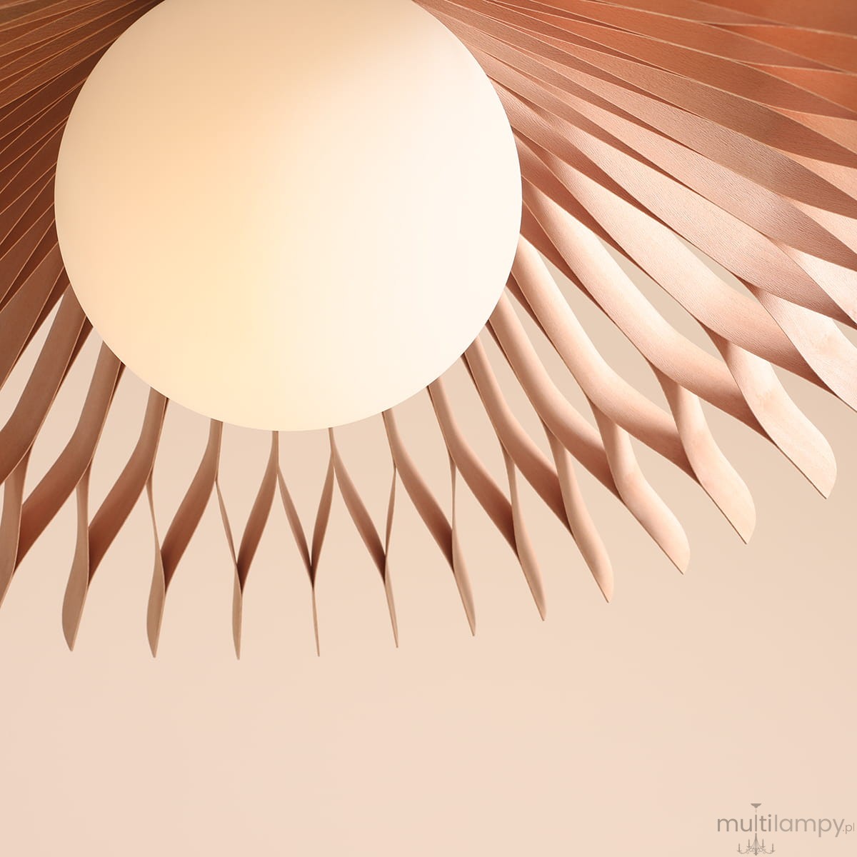 Lampa wisząca Nature Sun D58 z kloszem w kształcie okrągłej, matowej szklanej kulki otoczonej przez delikatne, faliste metalowe paski w kolorze miedzi. Ujęcie z góry, podkreślające unikalny design i strukturę.