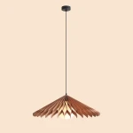 Lampa wisząca Nature Sun D69 z kloszem w kształcie rozłożonych liści w odcieniach miedzi, zawieszona na czarnym przewodzie. Źródło światła E27. Tło w jasnym kolorze, podkreślające elegancję designu.