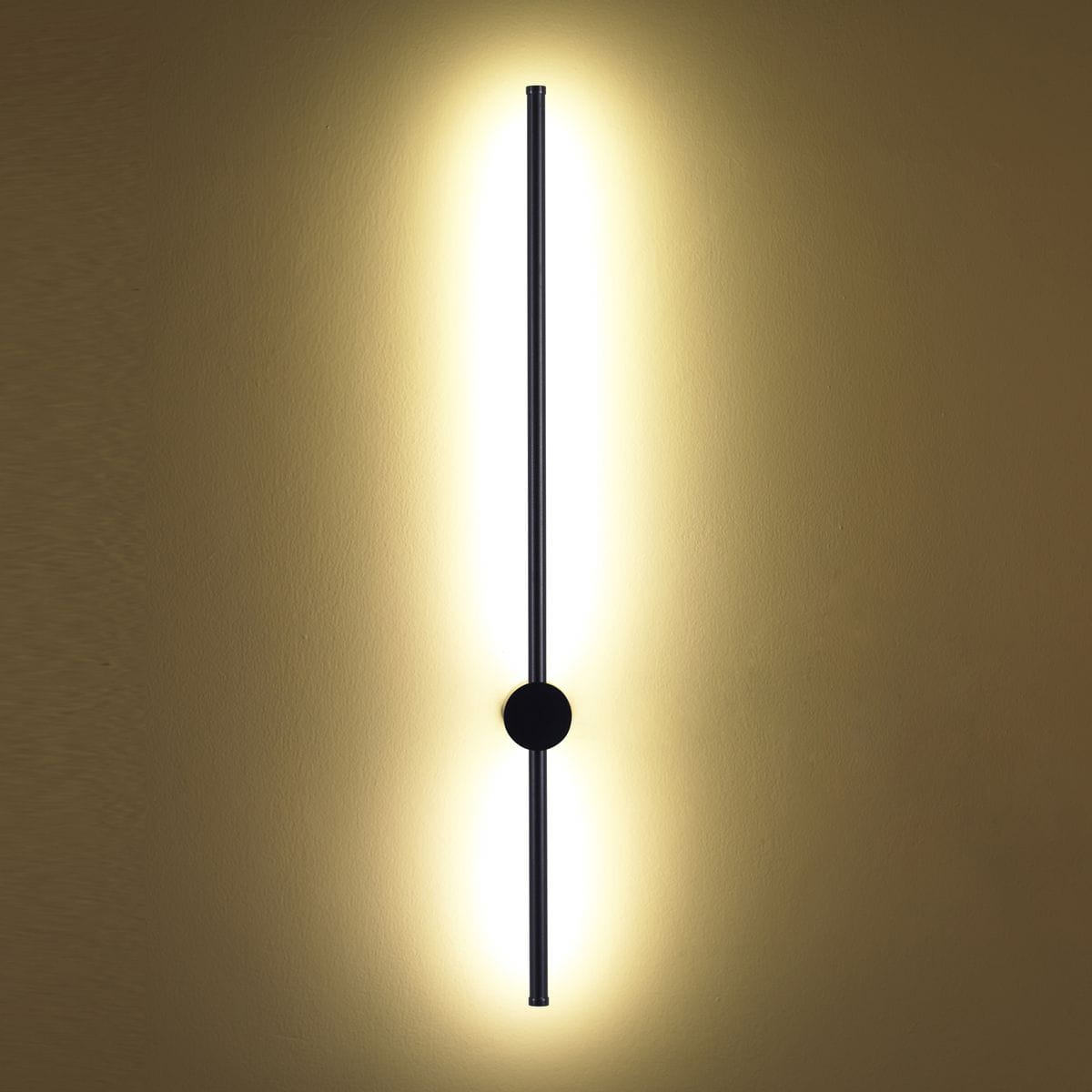 Kinkiet Sparo H100 w kolorze czarnym, z pojedynczym źródłem światła LED o mocy 13W. Produkt ma prostą, smukłą formę z centralnym okrągłym mocowaniem, emitującym ciepłe światło na tle ściany.