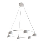 Lampa wisząca Starlit z białego metalu, posiadająca sześć gniazd GX53. Okrągła konstrukcja z wiszącymi elementami, zawieszona na cienkich linkach. Prosty design, na białym tle, idealna do nowoczesnych wnętrz.