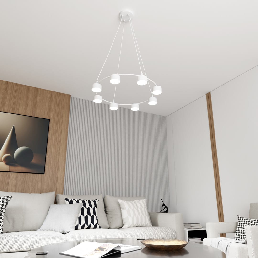Lampa wisząca Starlit z białym metalowym stelażem, posiadająca osiem gniazd GX53. Zawieszona na cienkich linkach, znajduje się w nowoczesnym wnętrzu z jasnymi ścianami i drewnianymi akcentami.