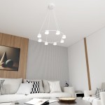Lampa wisząca Starlit z białym metalowym stelażem, posiadająca osiem gniazd GX53. Zawieszona na cienkich linkach, znajduje się w nowoczesnym wnętrzu z jasnymi ścianami i drewnianymi akcentami.