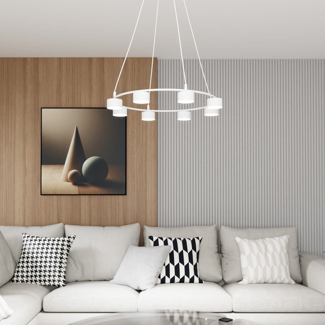 Lampa wisząca Starlit w kolorze białym, o okrągłej konstrukcji z ośmioma źródłami światła GX53. Zawieszona na trzech białych linkach w nowoczesnym wnętrzu z sofą i obrazem w tle.